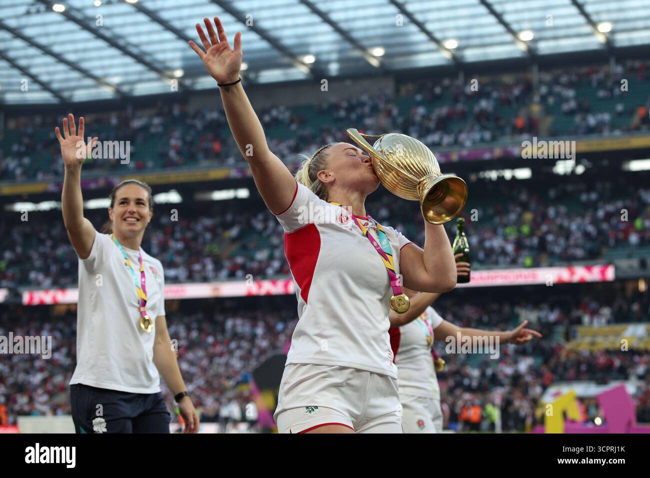 LONDRA, Regno Unito - 27 settembre 2025: L'Inghilterra Rosie Galligan festeggia con il trofeo dopo la finale della Coppa del mondo di rugby femminile tra Canada e Inghilterra all'Allianz Stadium (credito: Craig Mercer/ Alamy Live News) Foto Stock