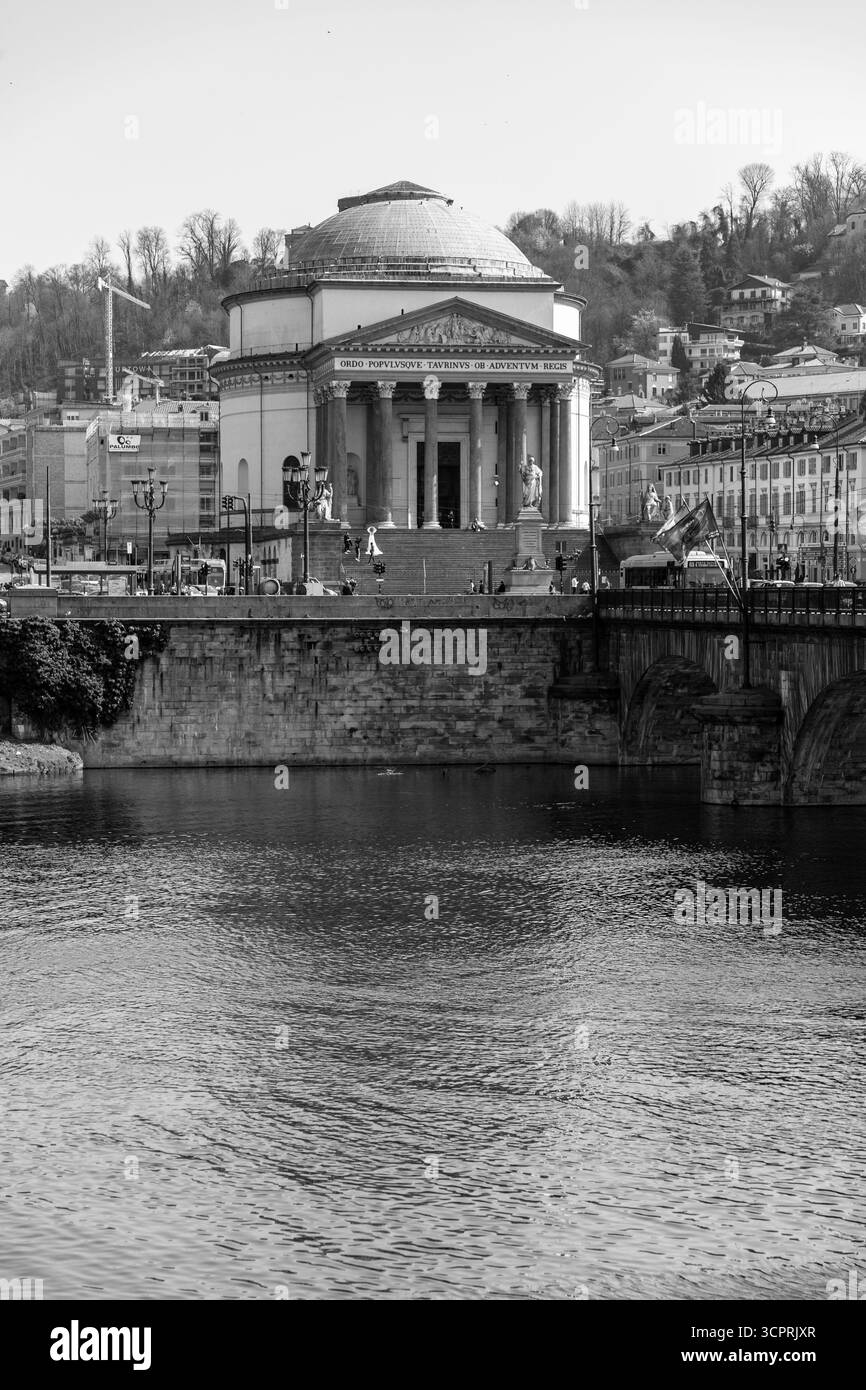 Torino - 27 marzo 2022: La chiesa della Gran madre di Dio è una chiesa in stile neoclassico situata sulla riva occidentale del fiume po, di fronte al po Foto Stock