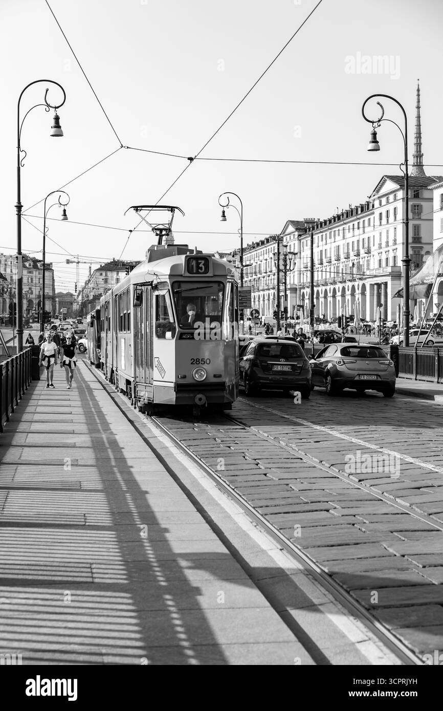 Torino, Italia - 27 marzo 2022: Tram elettrico numero 16 che trasporta passeggeri nel centro storico di Torino, Piemonte, Italia. Foto Stock