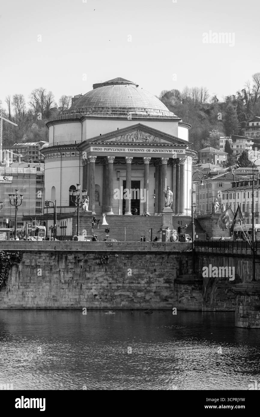 Torino - 27 marzo 2022: La chiesa della Gran madre di Dio è una chiesa in stile neoclassico situata sulla riva occidentale del fiume po, di fronte al po Foto Stock