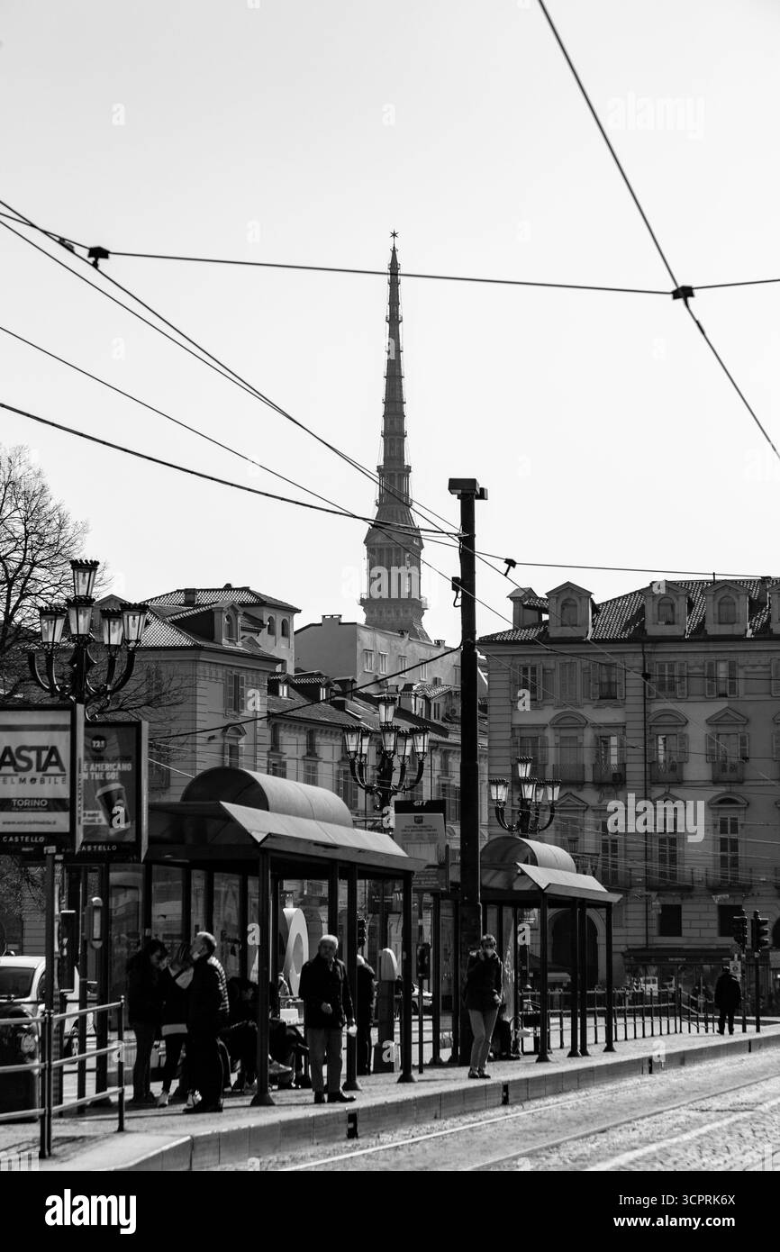 Torino, Italia - 27 marzo 2022: Piazza Castello è una piazza a Torino, Italia. E' fiancheggiato da musei, teatri e caffetterie. Foto Stock