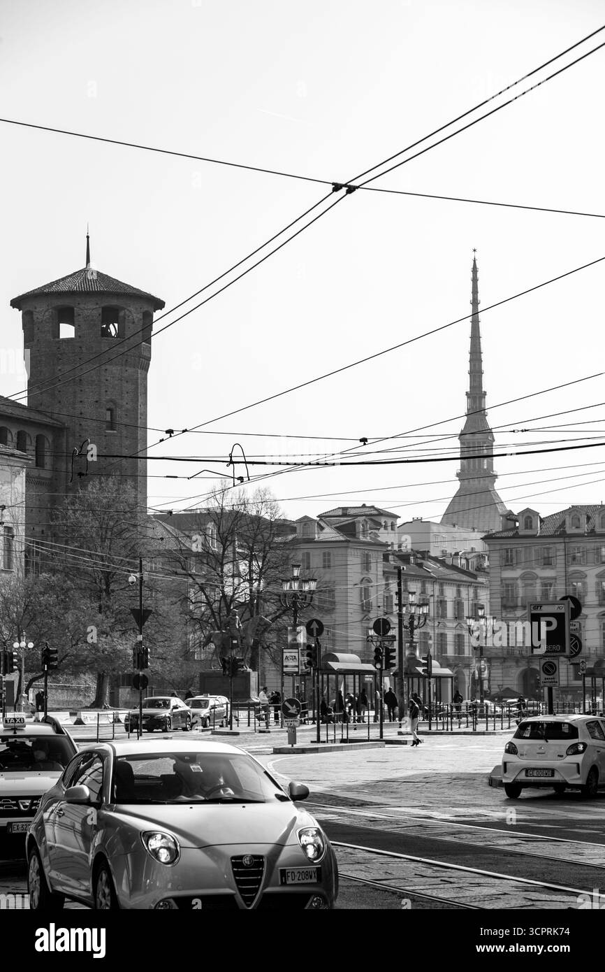 Torino, Italia - 27 marzo 2022: Piazza Castello è una piazza a Torino, Italia. E' fiancheggiato da musei, teatri e caffetterie. Foto Stock