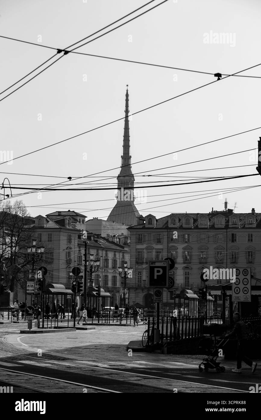 Torino, Italia - 27 marzo 2022: Piazza Castello è una piazza a Torino, Italia. E' fiancheggiato da musei, teatri e caffetterie. Foto Stock