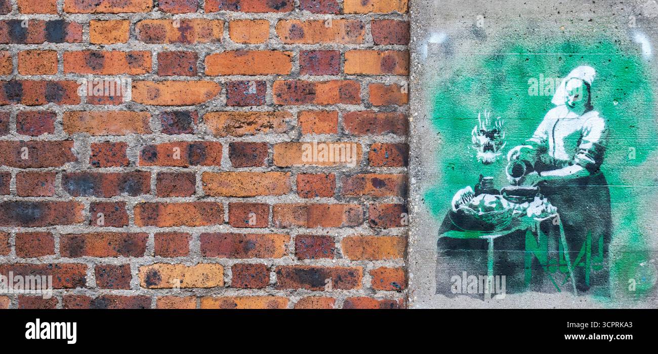 Parigi, Francia - 09 27 2025 : Street art la cameriera su un muro nel 13° arrondissement, Parigi, Francia Foto Stock