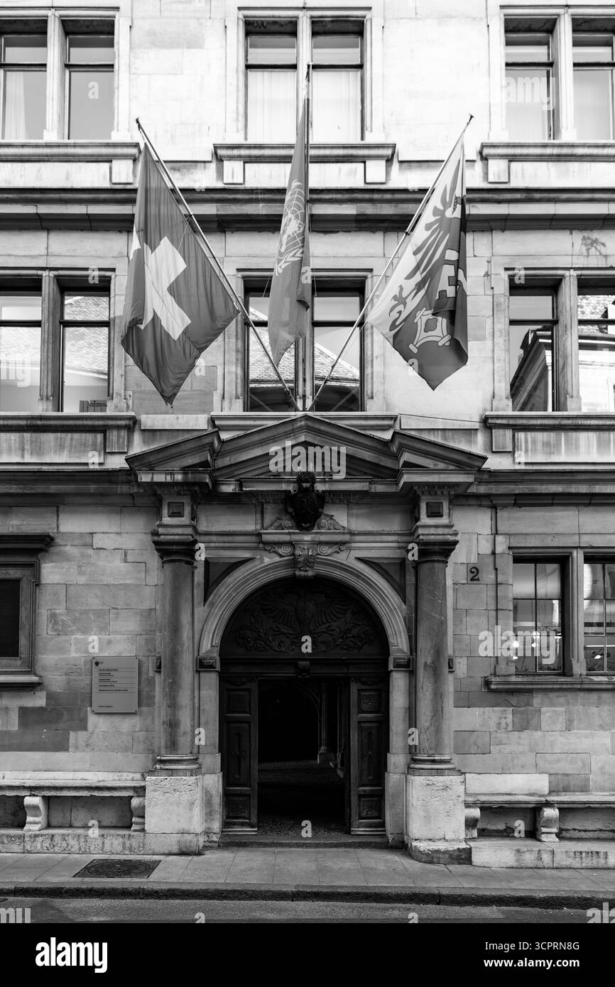 Ginevra, Svizzera - 24 marzo 2022: Bandiere svizzere e di Ginevra intorno alla Rue de la Corraterie nel centro di Ginevra, Svizzera. Foto Stock