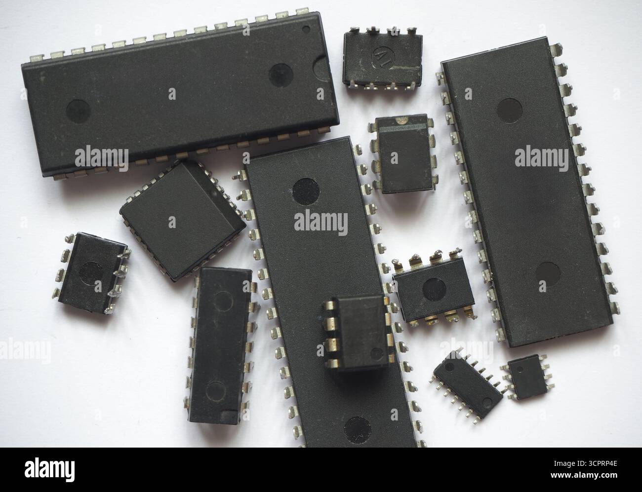 Vari tipi di circuiti integrati a semiconduttore in elettronica Foto Stock