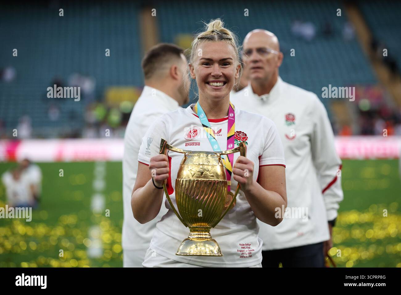 LONDRA, Regno Unito - 27 settembre 2025: L'Inghilterra Rosie Galligan posa con il trofeo dopo la finale della Coppa del mondo di rugby femminile tra Canada e Inghilterra all'Allianz Stadium (credito: Craig Mercer/ Alamy Live News) Foto Stock