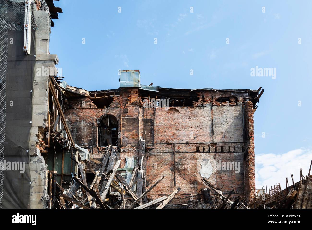 Interni bruciati e viscati di un vecchio edificio commerciale e residenziale in mattoni rossi devastato da un incendio, Old Montreal, Quebec, Canada. Foto Stock