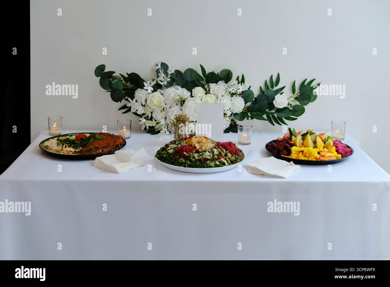 Piatti vivaci serviti in un intimo matrimonio indiano-americano, con ingredienti colorati, erbe aromatiche e condimenti croccanti Foto Stock