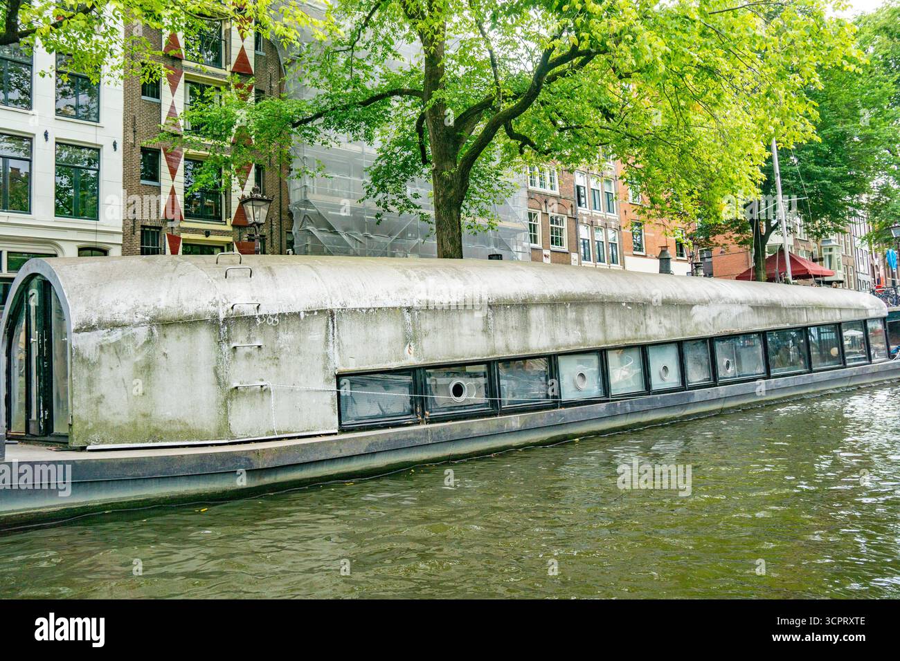 Un'imbarcazione unica su un canale di Amsterdam, Paesi Bassi Foto Stock