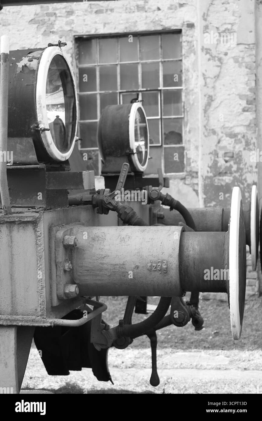 Primo piano di respingenti e accoppiamenti su una vecchia locomotiva presso il Museo all'aperto del materiale rotabile di Pyskowice, Slesia, Polonia, aprile. Foto Stock
