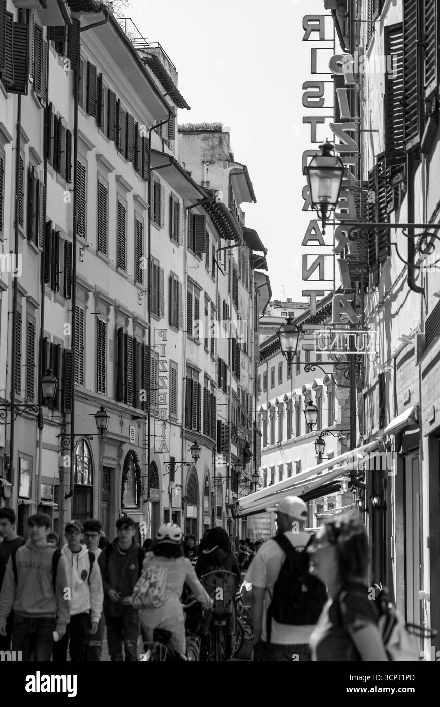 Firenze, Italia - 5 aprile 2022: Architettura tipica e vista sulla strada a Firenze, Toscana, Italia. Foto Stock