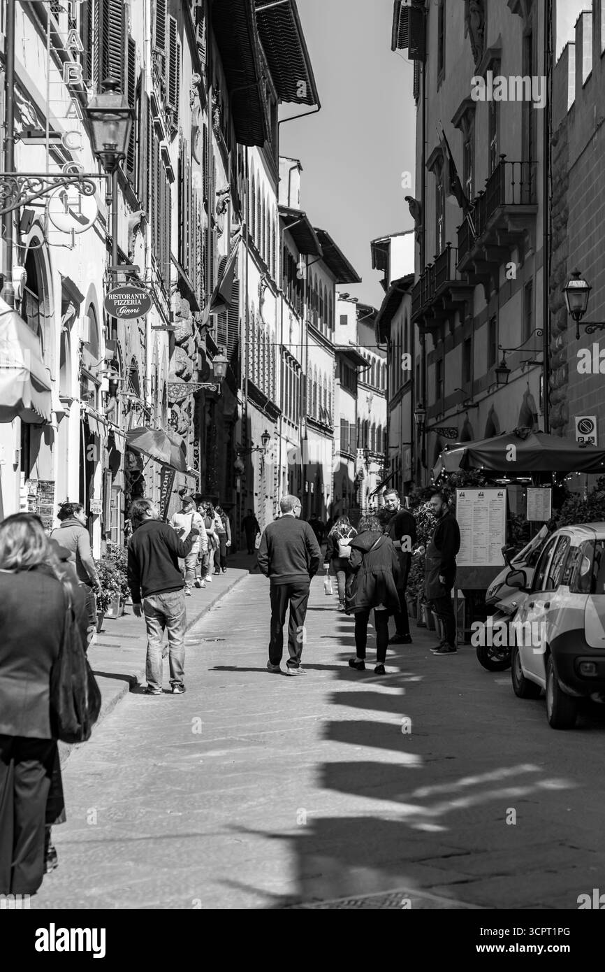 Firenze, Italia - 5 aprile 2022: Architettura tipica e vista sulla strada a Firenze, Toscana, Italia. Foto Stock