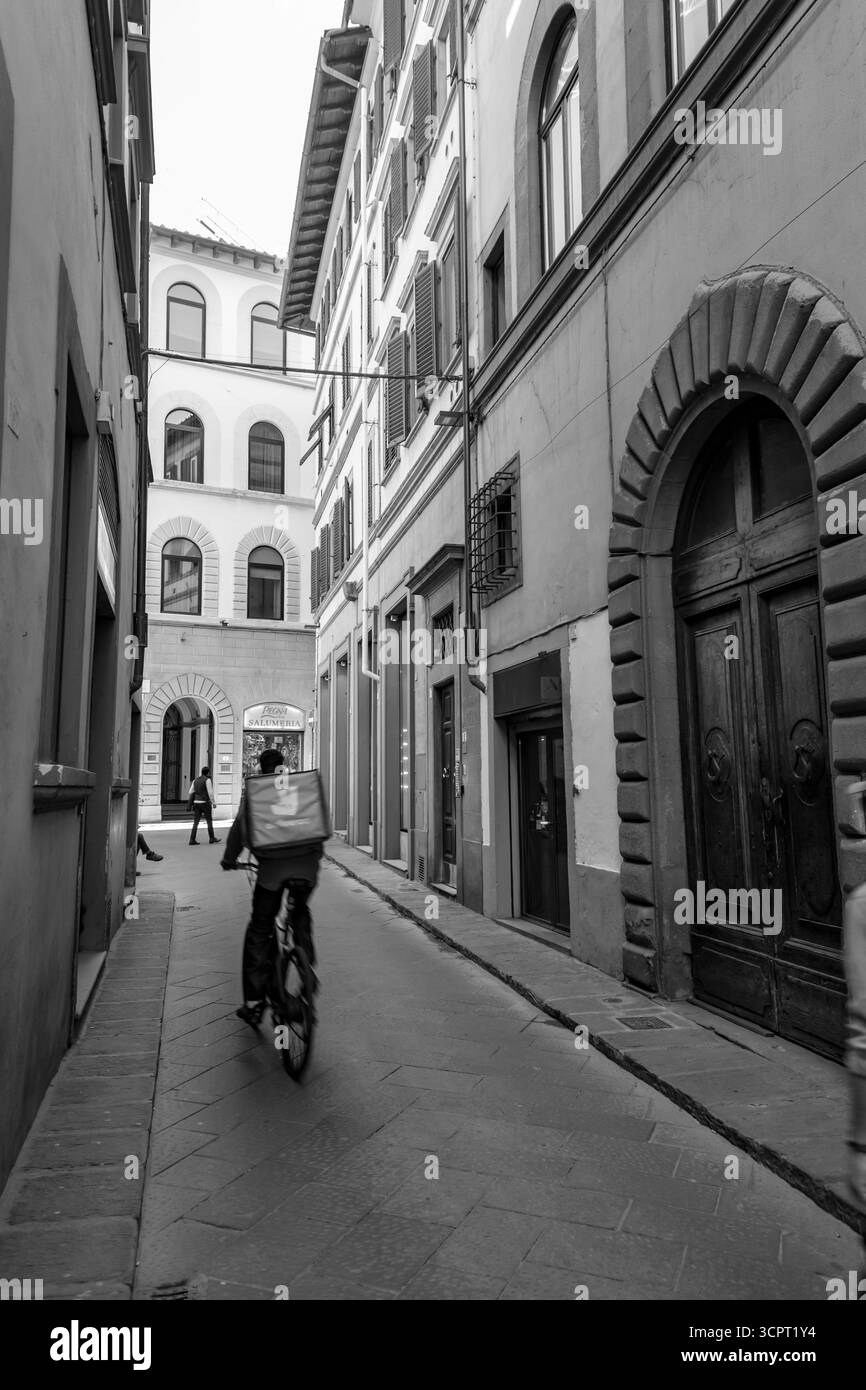 Firenze, Italia - 5 aprile 2022: Architettura tipica e vista sulla strada a Firenze, Toscana, Italia. Foto Stock