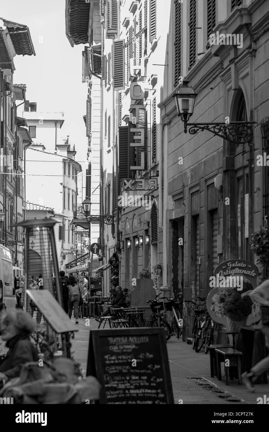 Firenze, Italia - 5 aprile 2022: Architettura tipica e vista sulla strada a Firenze, Toscana, Italia. Foto Stock