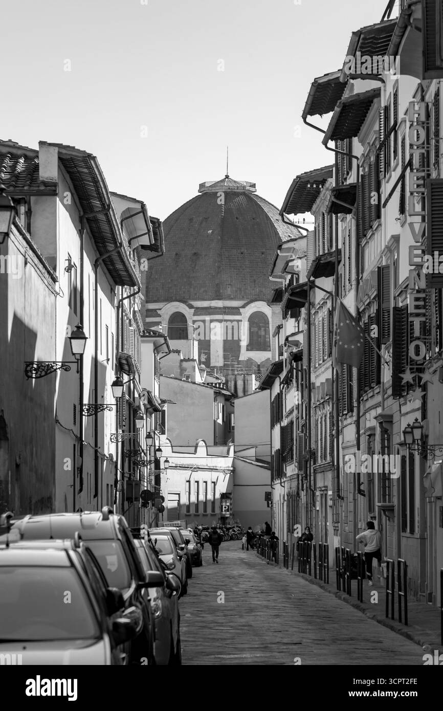 Firenze, Italia - 5 aprile 2022: Architettura tipica e vista sulla strada a Firenze, Toscana, Italia. Foto Stock