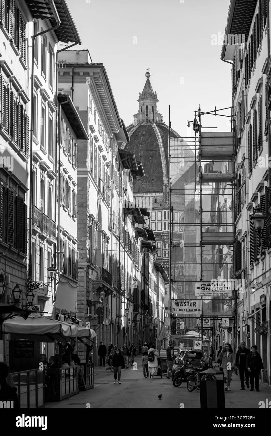 Firenze, Italia - 5 aprile 2022: Architettura tipica e vista sulla strada a Firenze, Toscana, Italia. Foto Stock