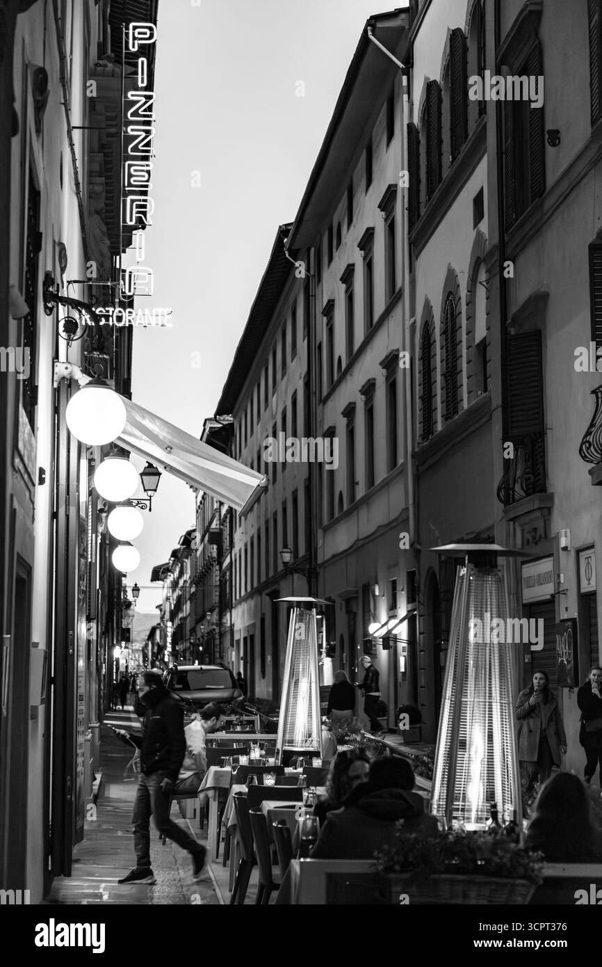 Firenze, Italia - 5 aprile 2022: Architettura tipica e vista sulla strada a Firenze, Toscana, Italia. Foto Stock