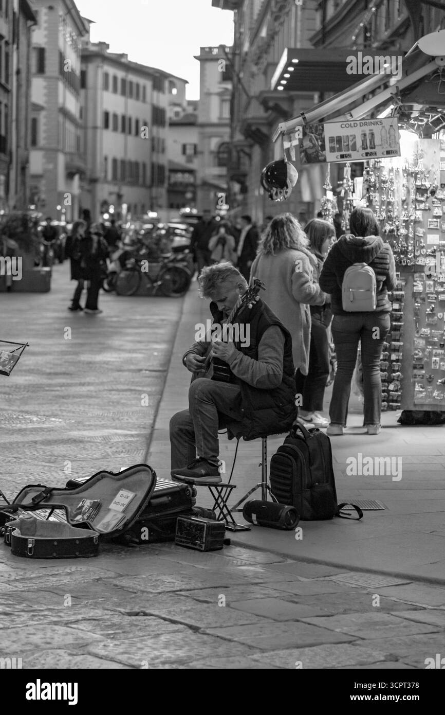 Firenze, Italia - 5 aprile 2022: Chitarrista che si esibisce in piazza Duomo a Firenze. Foto Stock