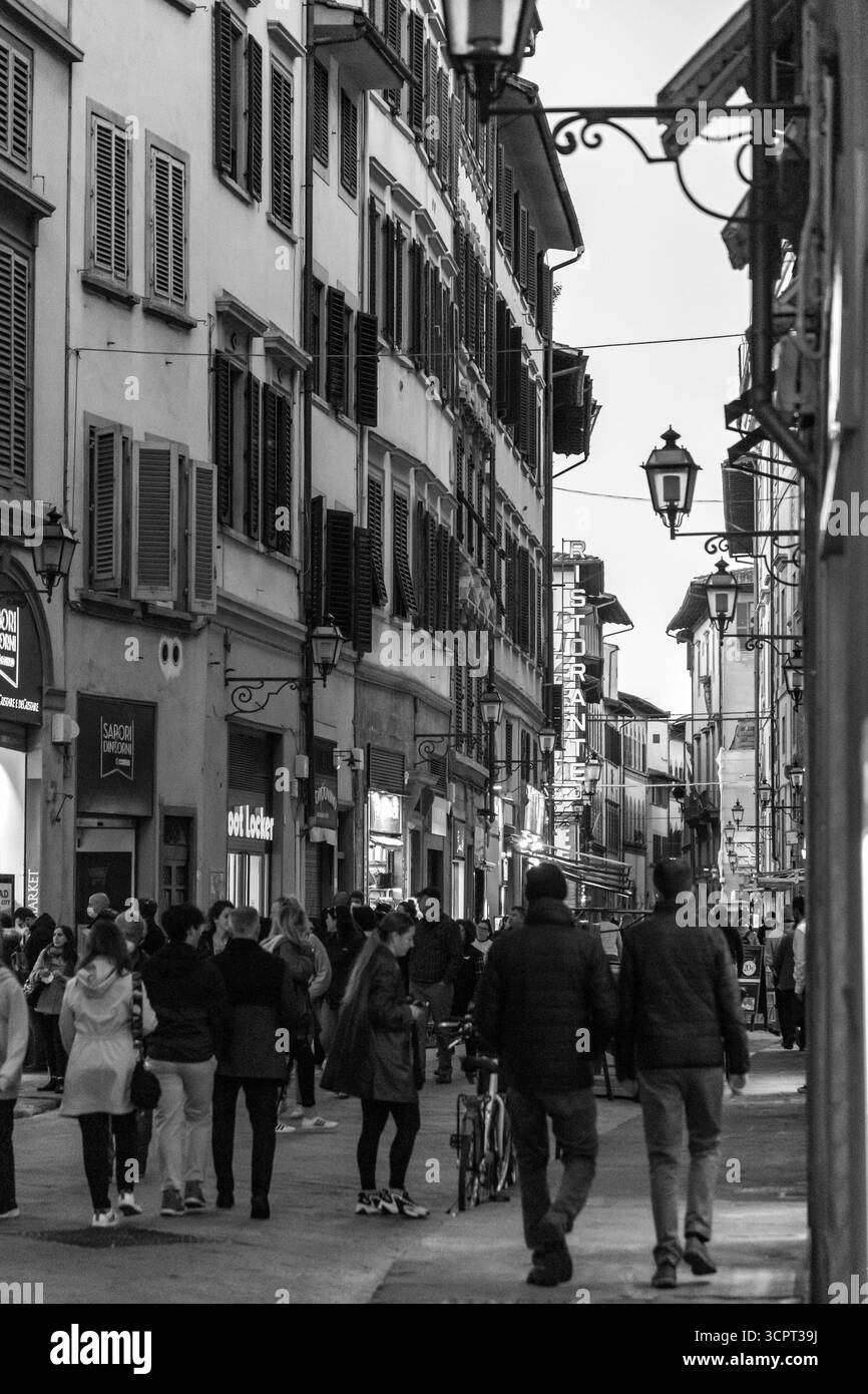 Firenze, Italia - 5 aprile 2022: Architettura tipica e vista sulla strada a Firenze, Toscana, Italia. Foto Stock