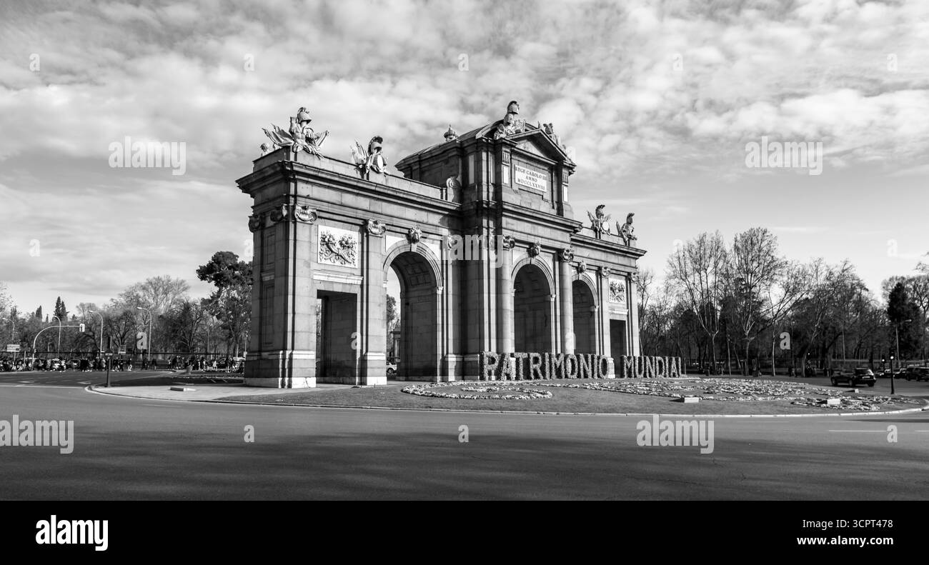 Madrid, Spagna - 19 febbraio 2022: La Puerta de Alcala è una porta neoclassica situata nella Plaza de la Independencia di Madrid, Spagna. Foto Stock