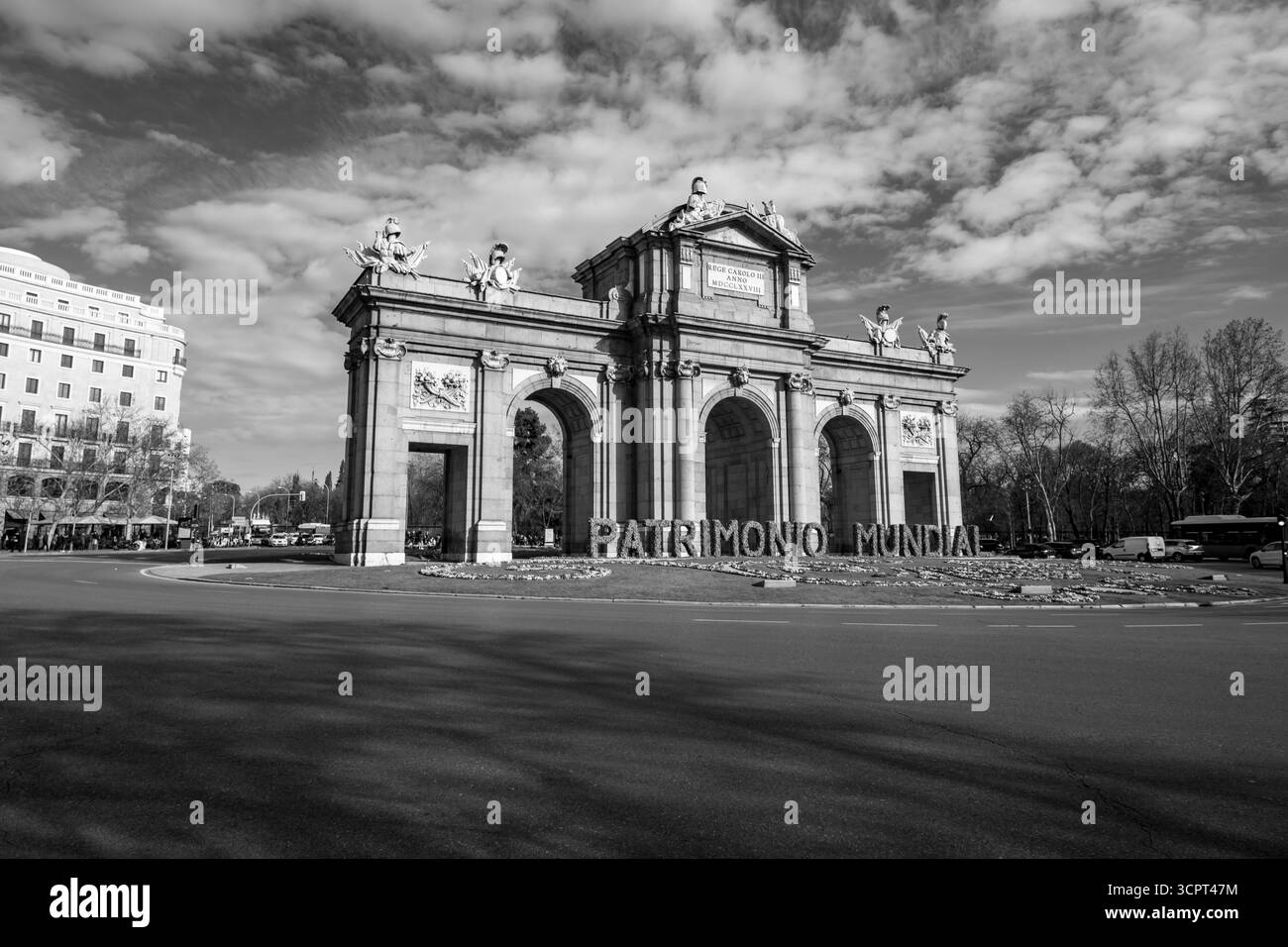 Madrid, Spagna - 19 febbraio 2022: La Puerta de Alcala è una porta neoclassica situata nella Plaza de la Independencia di Madrid, Spagna. Foto Stock