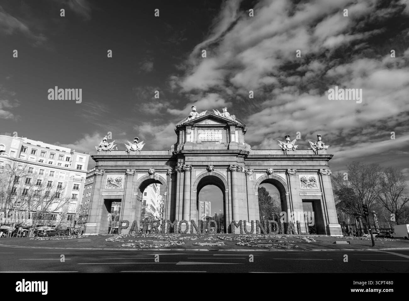 Madrid, Spagna - 19 febbraio 2022: La Puerta de Alcala è una porta neoclassica situata nella Plaza de la Independencia di Madrid, Spagna. Foto Stock