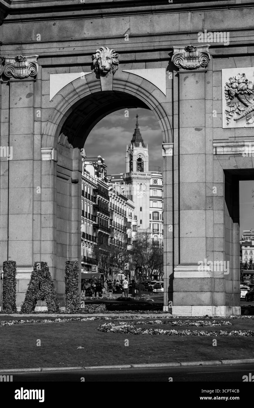 Madrid, Spagna - 19 febbraio 2022: La Puerta de Alcala è una porta neoclassica situata nella Plaza de la Independencia di Madrid, Spagna. Foto Stock