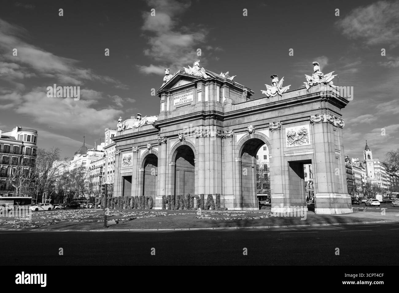 Madrid, Spagna - 19 febbraio 2022: La Puerta de Alcala è una porta neoclassica situata nella Plaza de la Independencia di Madrid, Spagna. Foto Stock