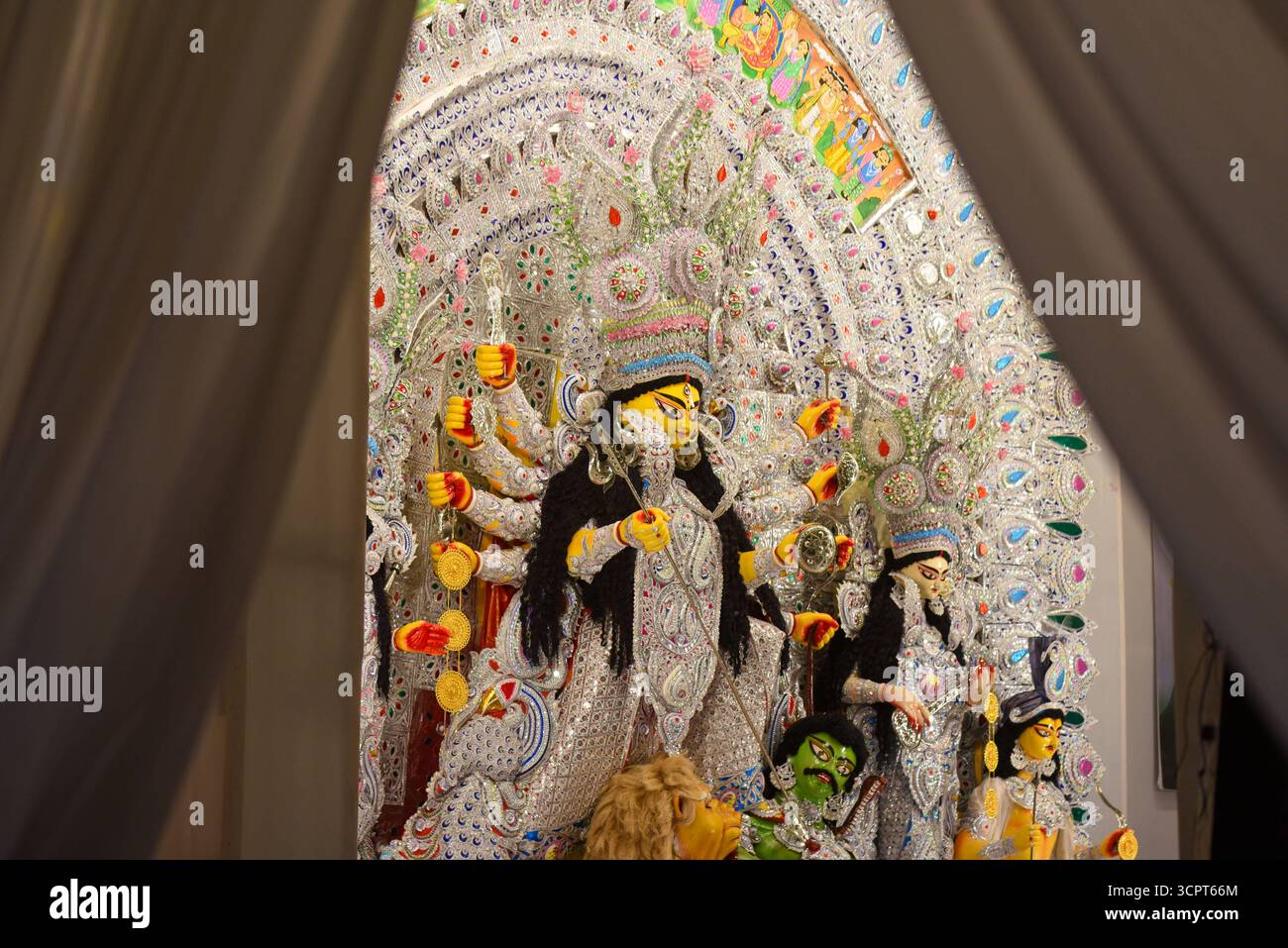 GURUGRAM, INDIA - SETTEMBRE 27: Devoti che offrono la preghiera durante la celebrazione di Durga Puja nel Centro comunitario settore-15 organizzato da Purbapalli Durgotsav vicino al mercato di Huda, il 27 settembre 2025 a Gurugram, India. Foto di Parveen Kumar/Hindustan Times Durga Puja 2025 Foto Stock