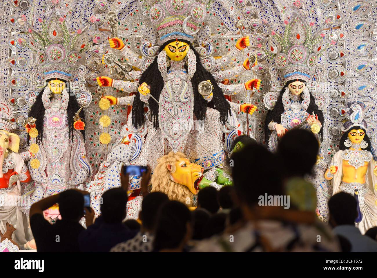GURUGRAM, INDIA - SETTEMBRE 27: Devoti che offrono la preghiera durante la celebrazione di Durga Puja nel Centro comunitario settore-15 organizzato da Purbapalli Durgotsav vicino al mercato di Huda, il 27 settembre 2025 a Gurugram, India. Foto di Parveen Kumar/Hindustan Times Durga Puja 2025 Foto Stock