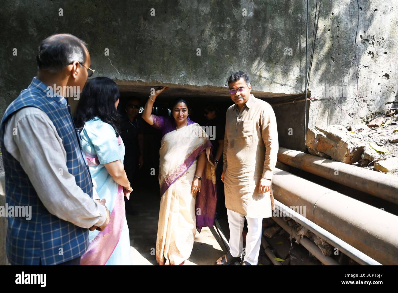 NUOVA DELHI, INDIA - SETTEMBRE 27: Il primo ministro Rekha Gupta alla presenza del ministro della PWD Parvesh Sahib Singh, il deputato Bansuri Swaraj ispeziona il vecchio passaggio del tunnel sotterraneo utilizzato dai Jawan durante la cerimonia di posa della pietra di Foot Over Bridge, Rajputana Rifles Regimental a Ring Road il 27 settembre 2025 a nuova Delhi, India. Una richiesta da tempo in sospeso per un ponte footover presso il Rajputana Rifles Regiment Centre sulla Ring Road è stata accolta dal Public Works Department PWD. Il Rajputana Rifles Centre è distribuito su entrambi i lati della Ring Road, con campi di allenamento situati separatamente dalla Foto Stock