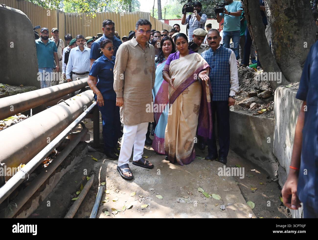 NUOVA DELHI, INDIA - SETTEMBRE 27: Il primo ministro Rekha Gupta alla presenza del ministro della PWD Parvesh Sahib Singh, il deputato Bansuri Swaraj ispeziona il vecchio passaggio del tunnel sotterraneo utilizzato dai Jawan durante la cerimonia di posa della pietra di Foot Over Bridge, Rajputana Rifles Regimental a Ring Road il 27 settembre 2025 a nuova Delhi, India. Una richiesta da tempo in sospeso per un ponte footover presso il Rajputana Rifles Regiment Centre sulla Ring Road è stata accolta dal Public Works Department PWD. Il Rajputana Rifles Centre è distribuito su entrambi i lati della Ring Road, con campi di allenamento situati separatamente dalla Foto Stock