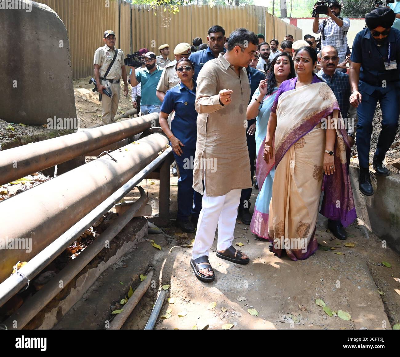 NUOVA DELHI, INDIA - SETTEMBRE 27: Il primo ministro Rekha Gupta alla presenza del ministro della PWD Parvesh Sahib Singh, il deputato Bansuri Swaraj ispeziona il vecchio passaggio del tunnel sotterraneo utilizzato dai Jawan durante la cerimonia di posa della pietra di Foot Over Bridge, Rajputana Rifles Regimental a Ring Road il 27 settembre 2025 a nuova Delhi, India. Una richiesta da tempo in sospeso per un ponte footover presso il Rajputana Rifles Regiment Centre sulla Ring Road è stata accolta dal Public Works Department PWD. Il Rajputana Rifles Centre è distribuito su entrambi i lati della Ring Road, con campi di allenamento situati separatamente dalla Foto Stock