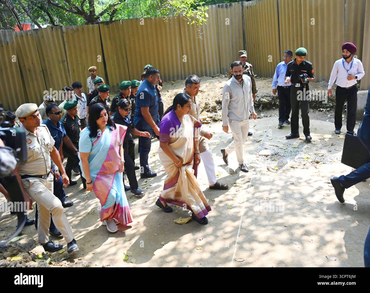 NUOVA DELHI, INDIA - SETTEMBRE 27: Il primo ministro Rekha Gupta alla presenza del ministro della PWD Parvesh Sahib Singh, il deputato Bansuri Swaraj ispeziona il vecchio passaggio del tunnel sotterraneo utilizzato dai Jawan durante la cerimonia di posa della pietra di Foot Over Bridge, Rajputana Rifles Regimental a Ring Road il 27 settembre 2025 a nuova Delhi, India. Una richiesta da tempo in sospeso per un ponte footover presso il Rajputana Rifles Regiment Centre sulla Ring Road è stata accolta dal Public Works Department PWD. Il Rajputana Rifles Centre è distribuito su entrambi i lati della Ring Road, con campi di allenamento situati separatamente dalla Foto Stock