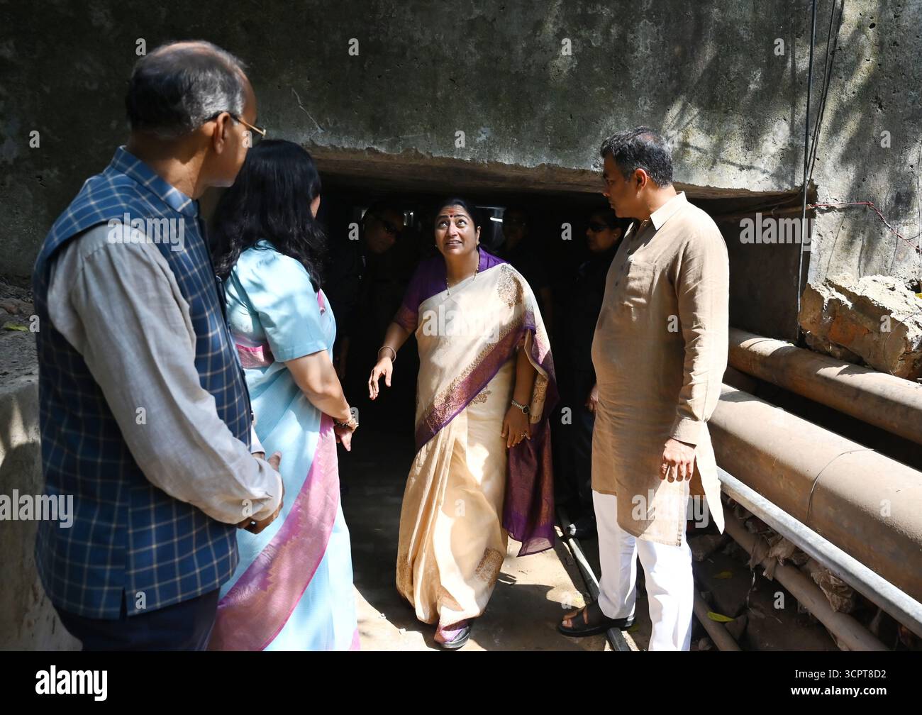 NUOVA DELHI, INDIA - SETTEMBRE 27: Il primo ministro Rekha Gupta alla presenza del ministro della PWD Parvesh Sahib Singh, il deputato Bansuri Swaraj ispeziona il vecchio passaggio del tunnel sotterraneo utilizzato dai Jawan durante la cerimonia di posa della pietra di Foot Over Bridge, Rajputana Rifles Regimental a Ring Road il 27 settembre 2025 a nuova Delhi, India. Una richiesta da tempo in sospeso per un ponte footover presso il Rajputana Rifles Regiment Centre sulla Ring Road è stata accolta dal Public Works Department (PWD). Il Rajputana Rifles Centre è distribuito su entrambi i lati della Ring Road, con campi di allenamento situati separatamente dalla t Foto Stock