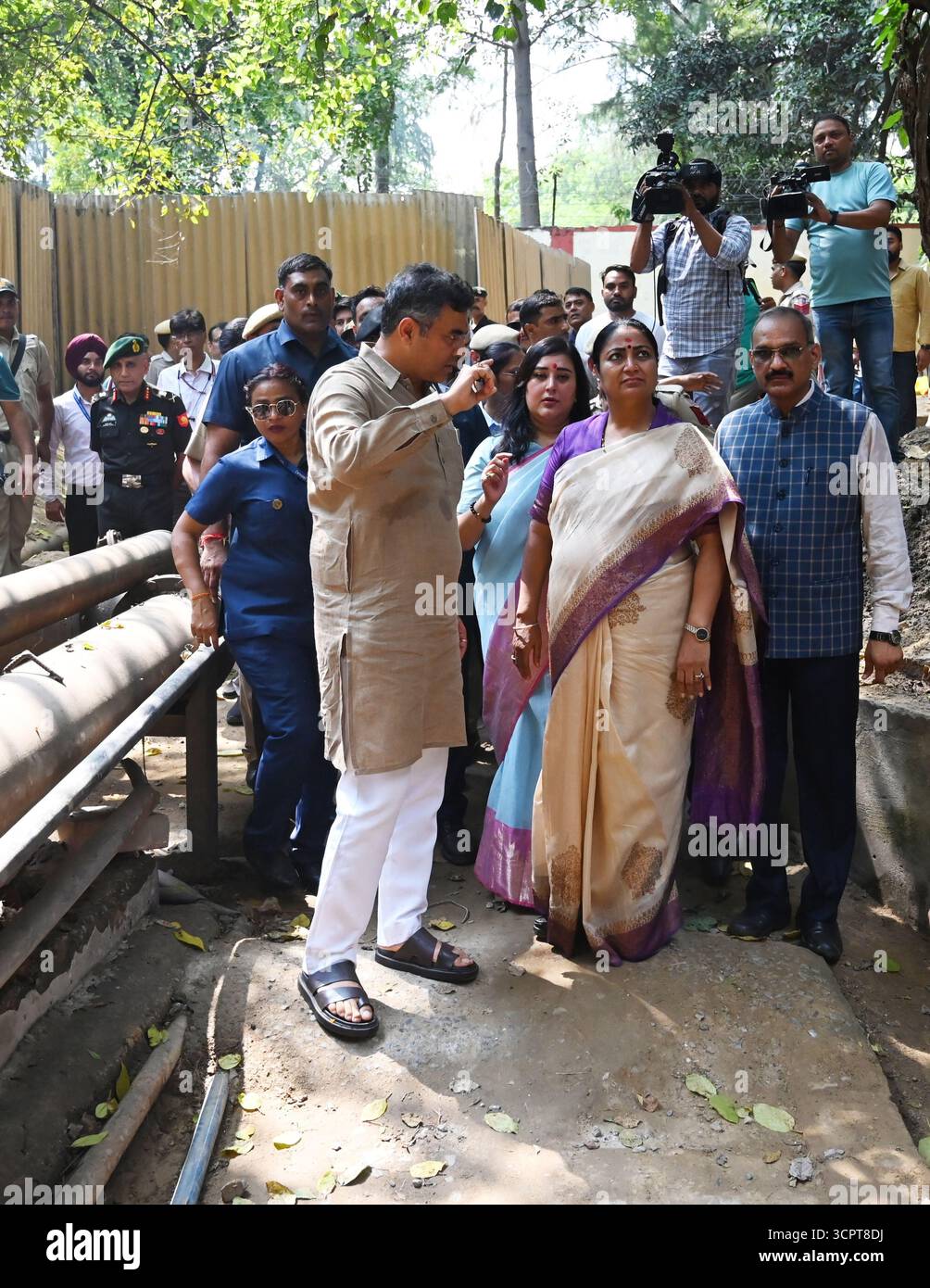 NUOVA DELHI, INDIA - SETTEMBRE 27: Il primo ministro Rekha Gupta alla presenza del ministro della PWD Parvesh Sahib Singh, il deputato Bansuri Swaraj ispeziona il vecchio passaggio del tunnel sotterraneo utilizzato dai Jawan durante la cerimonia di posa della pietra di Foot Over Bridge, Rajputana Rifles Regimental a Ring Road il 27 settembre 2025 a nuova Delhi, India. Una richiesta da tempo in sospeso per un ponte footover presso il Rajputana Rifles Regiment Centre sulla Ring Road è stata accolta dal Public Works Department (PWD). Il Rajputana Rifles Centre è distribuito su entrambi i lati della Ring Road, con campi di allenamento situati separatamente dalla t Foto Stock