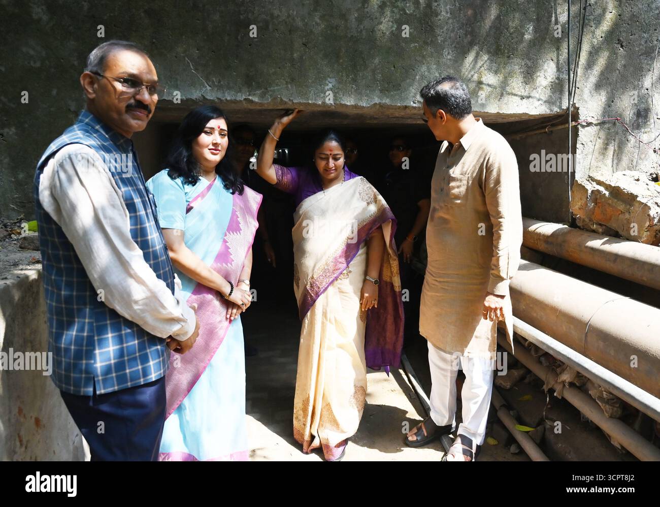 NUOVA DELHI, INDIA - SETTEMBRE 27: Il primo ministro Rekha Gupta alla presenza del ministro della PWD Parvesh Sahib Singh, il deputato Bansuri Swaraj ispeziona il vecchio passaggio del tunnel sotterraneo utilizzato dai Jawan durante la cerimonia di posa della pietra di Foot Over Bridge, Rajputana Rifles Regimental a Ring Road il 27 settembre 2025 a nuova Delhi, India. Una richiesta da tempo in sospeso per un ponte footover presso il Rajputana Rifles Regiment Centre sulla Ring Road è stata accolta dal Public Works Department (PWD). Il Rajputana Rifles Centre è distribuito su entrambi i lati della Ring Road, con campi di allenamento situati separatamente dalla t Foto Stock