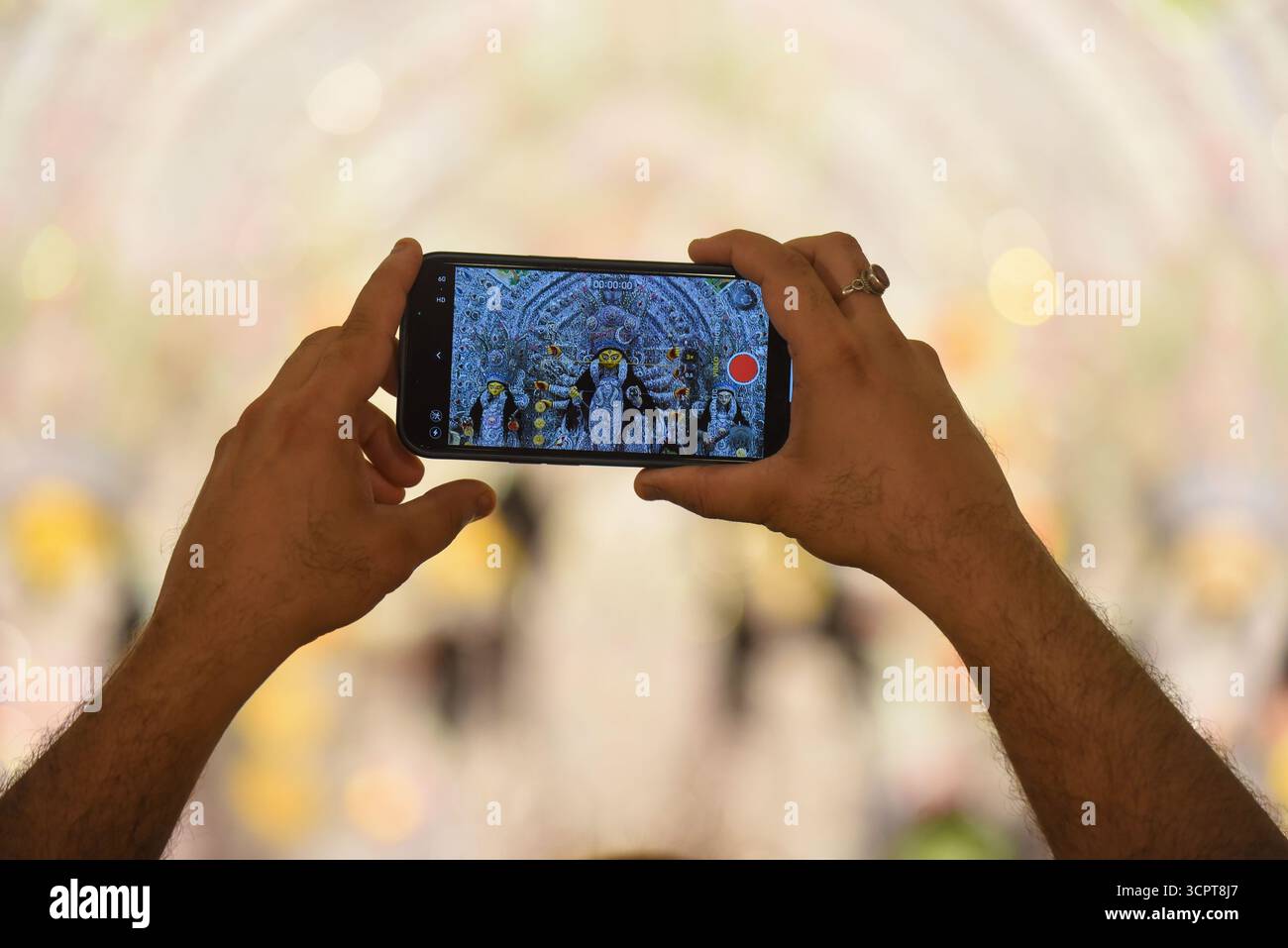 Nuova Delhi, India. 27 settembre 2025. GURUGRAM, INDIA - SETTEMBRE 27: Devoti che offrono la preghiera durante la celebrazione di Durga Puja nel Centro comunitario settore-15 organizzato da Purbapalli Durgotsav vicino al mercato di Huda, il 27 settembre 2025 a Gurugram, India. (Foto di Parveen Kumar/Hindustan Times/Sipa USA ) credito: SIPA USA/Alamy Live News Foto Stock