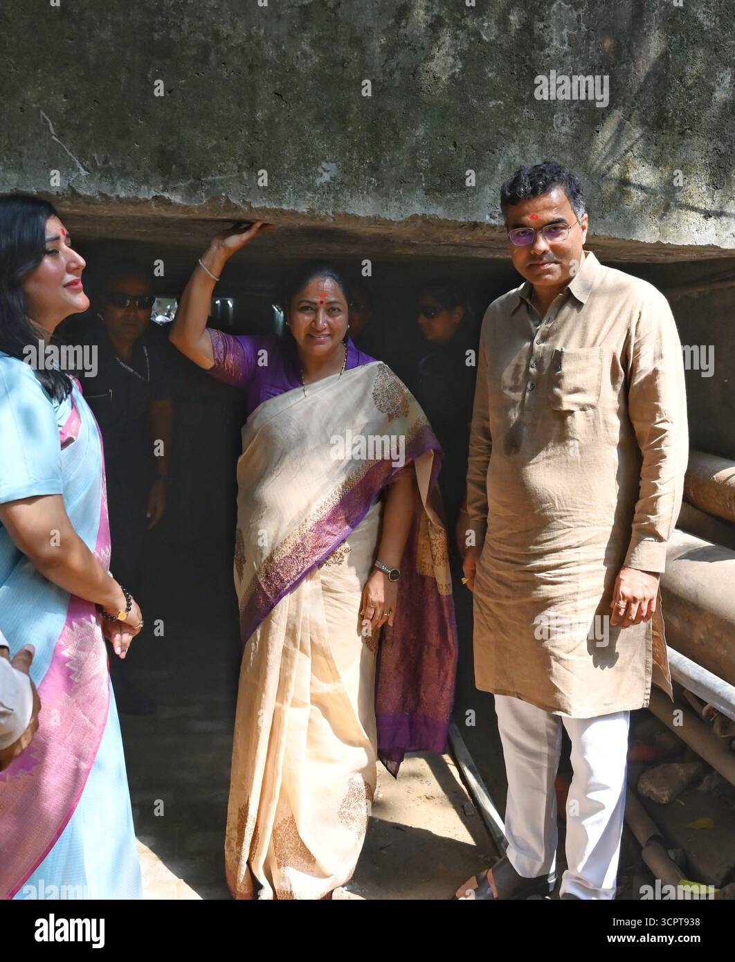 NUOVA DELHI, INDIA - SETTEMBRE 27: Il primo ministro Rekha Gupta alla presenza del ministro della PWD Parvesh Sahib Singh, il deputato Bansuri Swaraj ispeziona il vecchio passaggio del tunnel sotterraneo utilizzato dai Jawan durante la cerimonia di posa della pietra di Foot Over Bridge, Rajputana Rifles Regimental a Ring Road il 27 settembre 2025 a nuova Delhi, India. Una richiesta da tempo in sospeso per un ponte footover presso il Rajputana Rifles Regiment Centre sulla Ring Road è stata accolta dal Public Works Department (PWD). Il Rajputana Rifles Centre è distribuito su entrambi i lati della Ring Road, con campi di allenamento situati separatamente dalla t Foto Stock