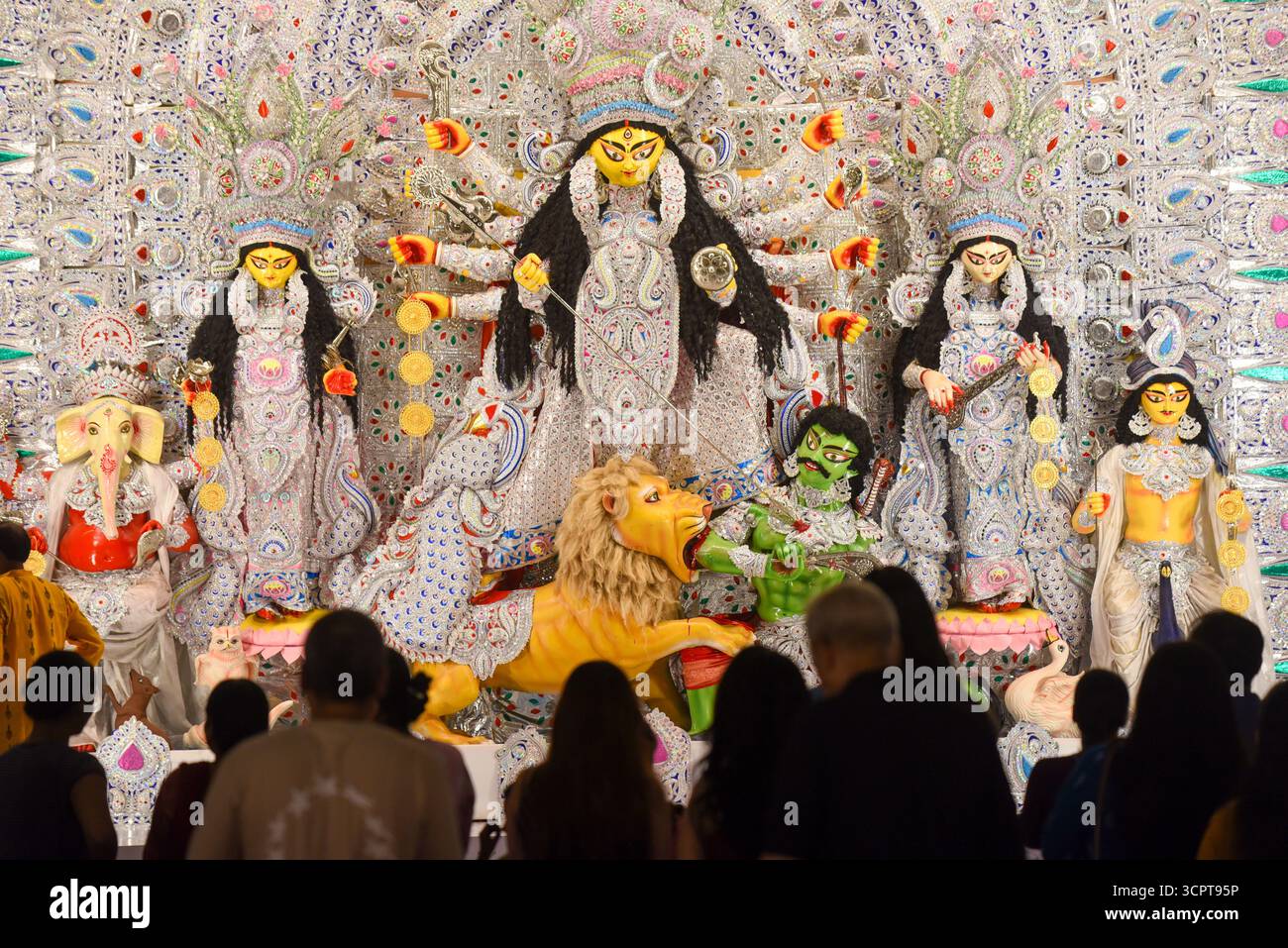 Nuova Delhi, India. 27 settembre 2025. GURUGRAM, INDIA - SETTEMBRE 27: Devoti che offrono la preghiera durante la celebrazione di Durga Puja nel Centro comunitario settore-15 organizzato da Purbapalli Durgotsav vicino al mercato di Huda, il 27 settembre 2025 a Gurugram, India. (Foto di Parveen Kumar/Hindustan Times/Sipa USA ) credito: SIPA USA/Alamy Live News Foto Stock