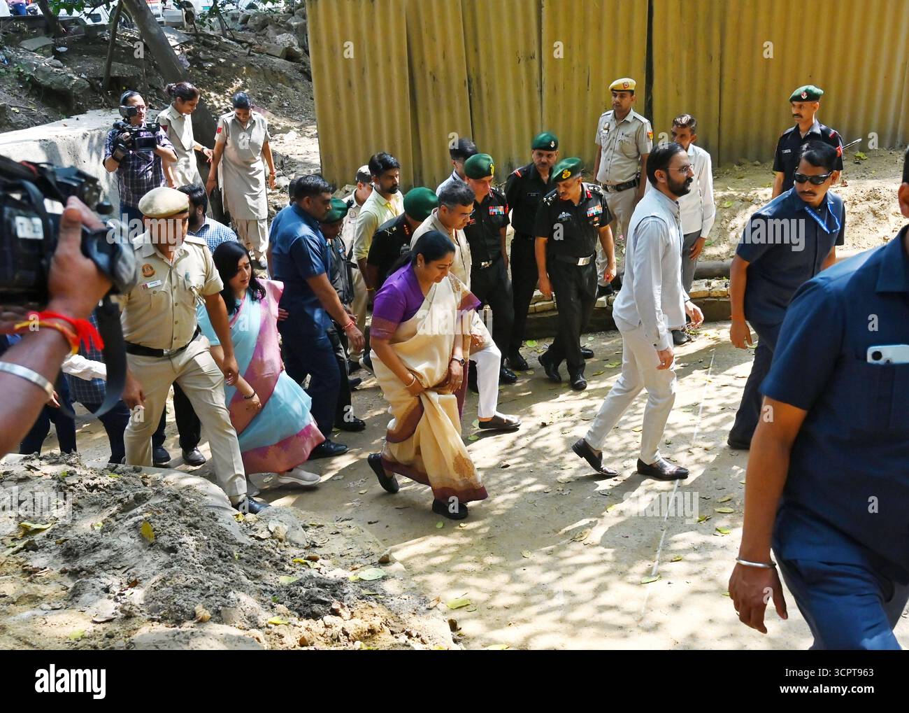 NUOVA DELHI, INDIA - SETTEMBRE 27: Il primo ministro Rekha Gupta alla presenza del ministro della PWD Parvesh Sahib Singh, il deputato Bansuri Swaraj ispeziona il vecchio passaggio del tunnel sotterraneo utilizzato dai Jawan durante la cerimonia di posa della pietra di Foot Over Bridge, Rajputana Rifles Regimental a Ring Road il 27 settembre 2025 a nuova Delhi, India. Una richiesta da tempo in sospeso per un ponte footover presso il Rajputana Rifles Regiment Centre sulla Ring Road è stata accolta dal Public Works Department (PWD). Il Rajputana Rifles Centre è distribuito su entrambi i lati della Ring Road, con campi di allenamento situati separatamente dalla t Foto Stock