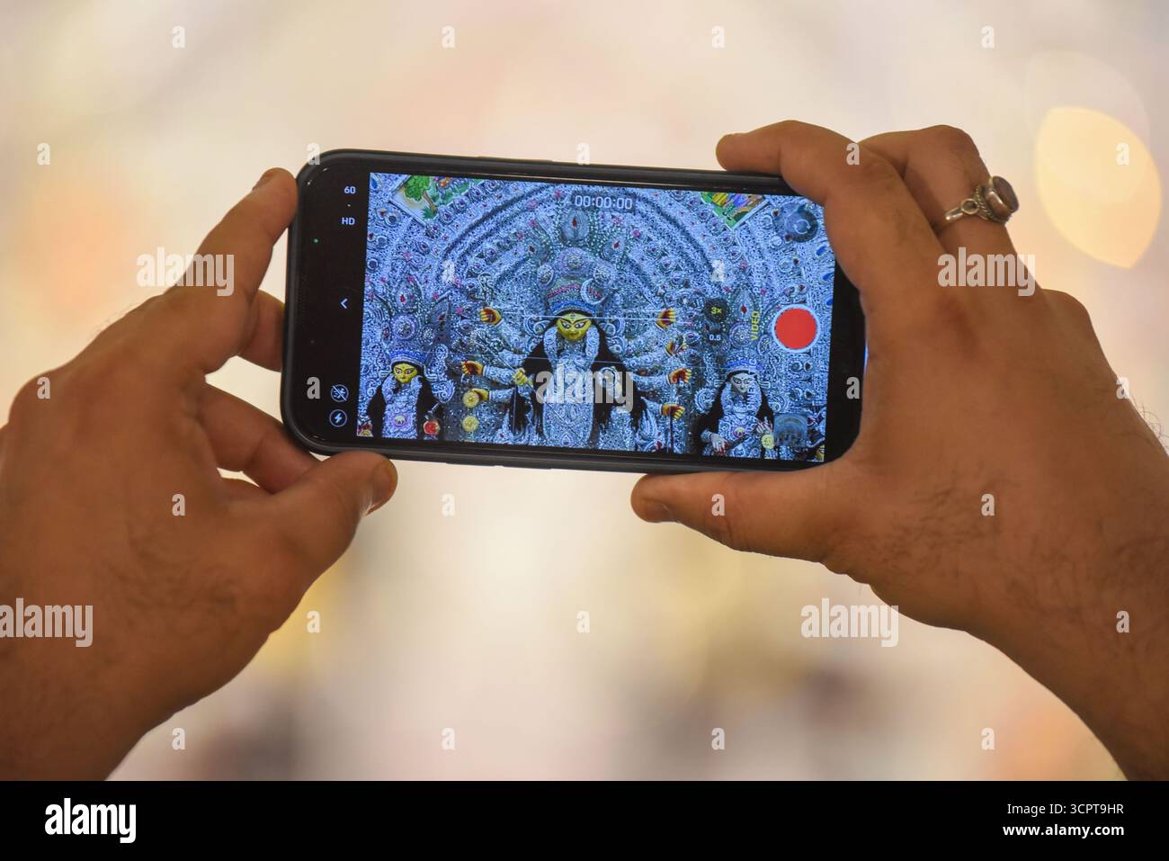 Nuova Delhi, India. 27 settembre 2025. GURUGRAM, INDIA - SETTEMBRE 27: Devoti che offrono la preghiera durante la celebrazione di Durga Puja nel Centro comunitario settore-15 organizzato da Purbapalli Durgotsav vicino al mercato di Huda, il 27 settembre 2025 a Gurugram, India. (Foto di Parveen Kumar/Hindustan Times/Sipa USA ) credito: SIPA USA/Alamy Live News Foto Stock