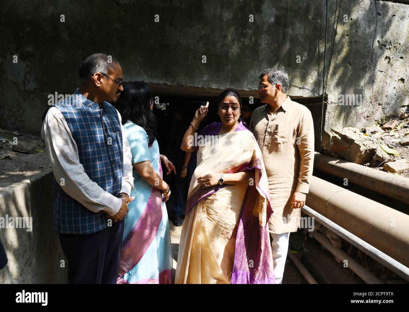 NUOVA DELHI, INDIA - SETTEMBRE 27: Il primo ministro Rekha Gupta alla presenza del ministro della PWD Parvesh Sahib Singh, il deputato Bansuri Swaraj ispeziona il vecchio passaggio del tunnel sotterraneo utilizzato dai Jawan durante la cerimonia di posa della pietra di Foot Over Bridge, Rajputana Rifles Regimental a Ring Road il 27 settembre 2025 a nuova Delhi, India. Una richiesta da tempo in sospeso per un ponte footover presso il Rajputana Rifles Regiment Centre sulla Ring Road è stata accolta dal Public Works Department (PWD). Il Rajputana Rifles Centre è distribuito su entrambi i lati della Ring Road, con campi di allenamento situati separatamente dalla t Foto Stock