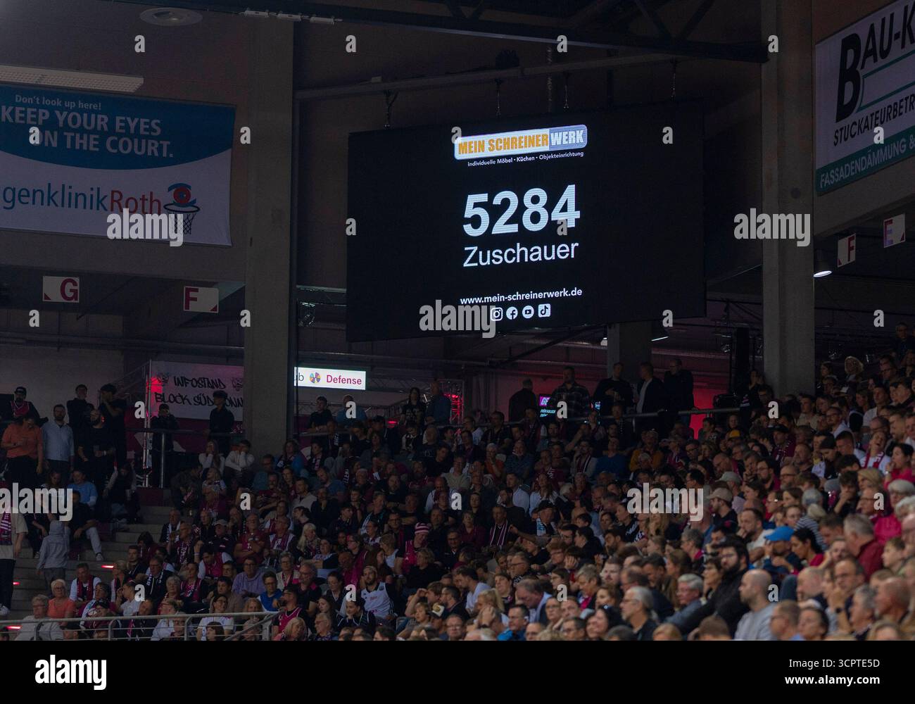 Bonn, Germania. 27 settembre 2025. Zuschauerzahl im Telekom Dome. Telekom Baskets Bonn - fitness First Würzburg Baskets 27.09.2025 Basket, Bundesliga di pallacanestro easyCredit, 1. Spieltag, GER, Bonn, Telekom Dome Bonn credito: dpa/Alamy Live News Foto Stock