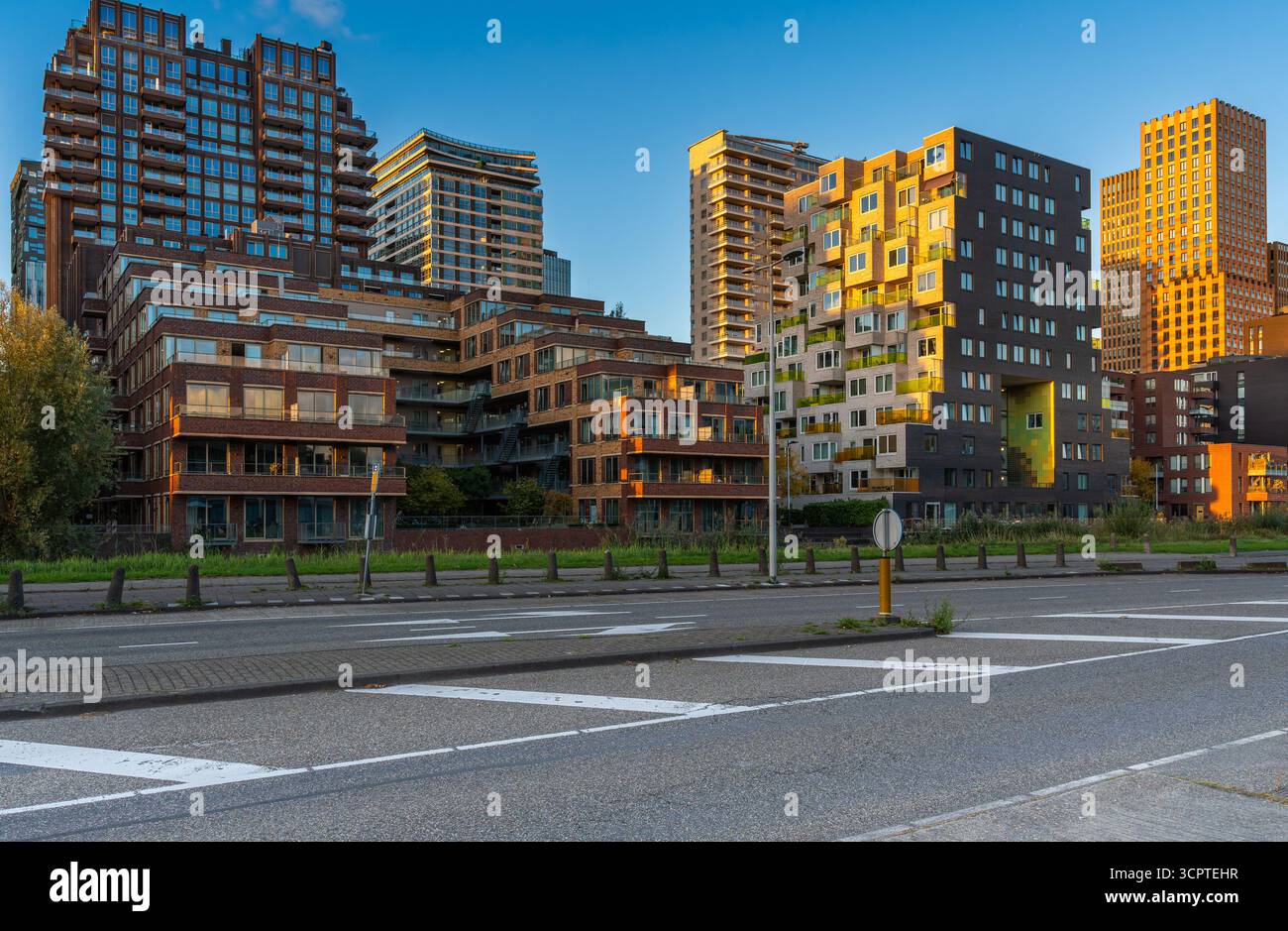 Skyline del quartiere finanziario Zuidas di Amsterdam con moderni e futuristici edifici alti, Paesi Bassi Foto Stock