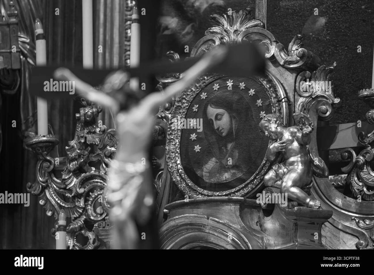 Un dipinto della Vergine Maria sull'altare della Chiesa della Santissima Trinità a Trnava, Slovacchia. Foto Stock