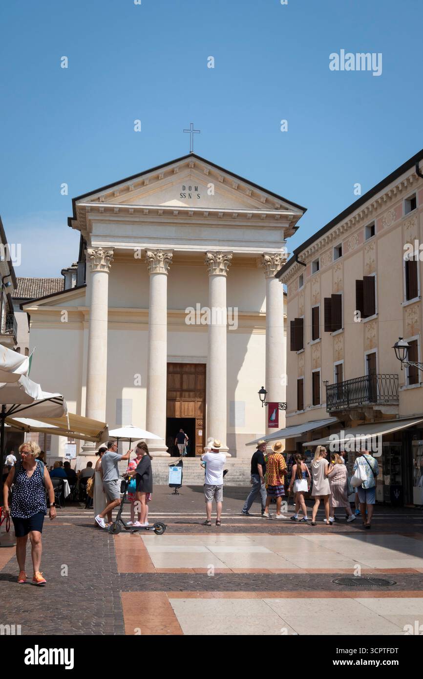 Chiesa, S. Nicola e Severo, Piazza Giacomo Matteotti, Bardalino, Lago di Garda, Verona, Italia Foto Stock
