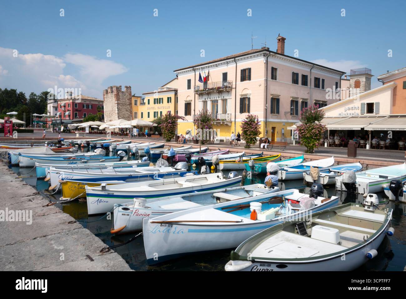 Municipio accanto al porto, Bardalino, Lago di Garda, Verona, Italia Foto Stock
