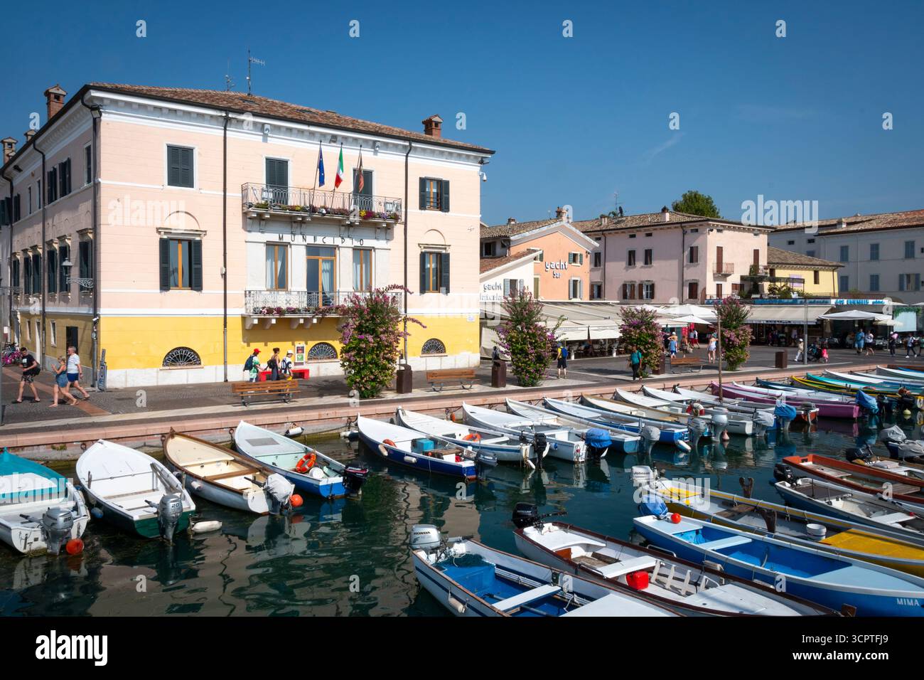 Municipio accanto al porto, Bardalino, Lago di Garda, Verona, Italia Foto Stock